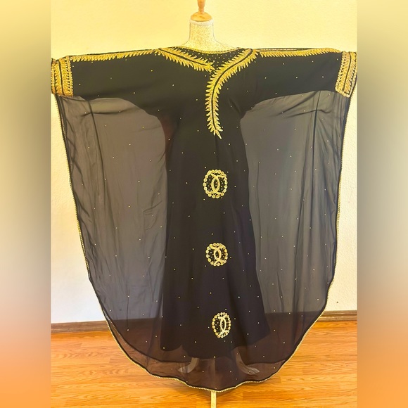 KAFTAN ABAYA. MUSLIM WOMEN ABAYA WITH GOLD GEM 💎 STONES INFRONT - Picture 1 of 4